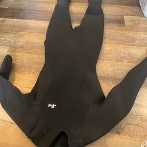 amazing wetsuit only used couple times will wash with soap before shipping.